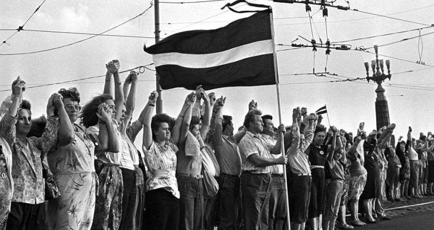 19.augustā tiek izlaista Latvijas kolekcijas 5 eiro monēta veltīta 'Baltijas ceļa' 25. gadskārtai