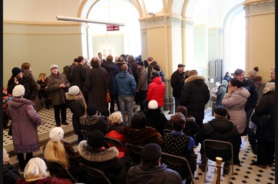 Foto: Rindas Latvijas Bankas kases pēc jaunas monētas