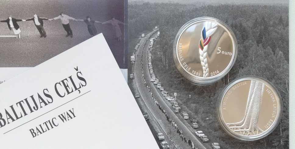 Latvijas 5 euro monēta 'Baltijas ceļš' uzvar nominācijā 'Labākais mūsdienu notikumu atspoguļojums'