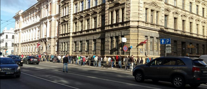 Rindas pie Latvijas Bankas pēc sudraba 5 eiro monetas 'Baltā grāmata'